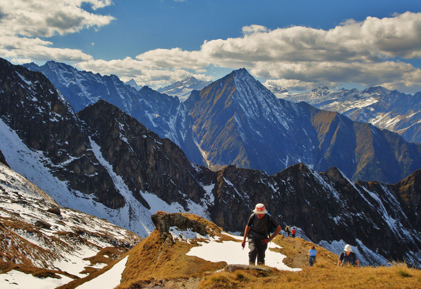 Hikers-above-Edelhutte