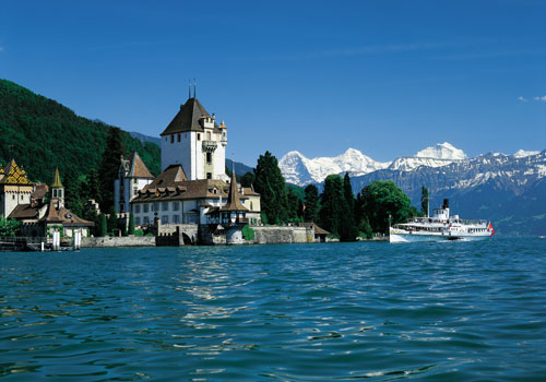 Oberhofen-Castle-(12th-Century)-on-Lake-Thun