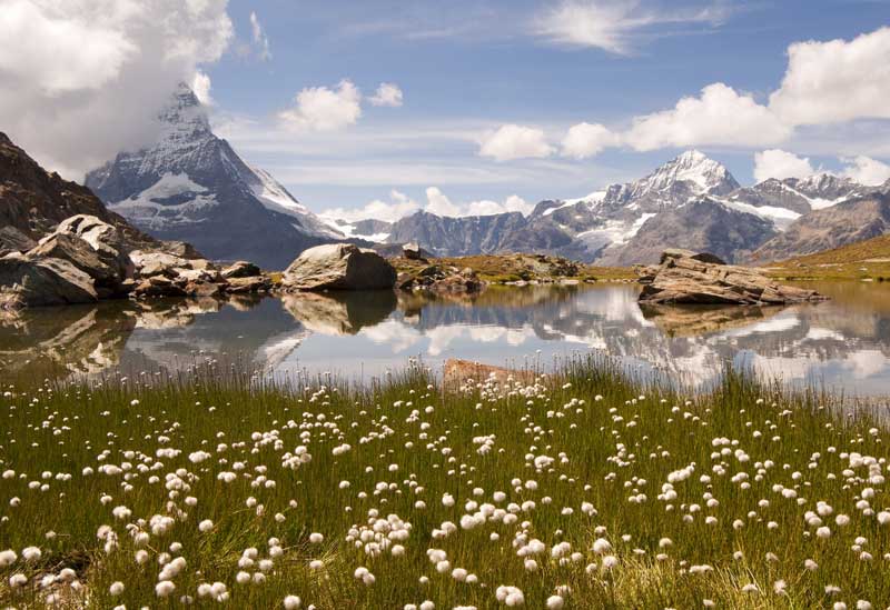 Matterhorn-mountain-reflected-in-Riffelsee-lake